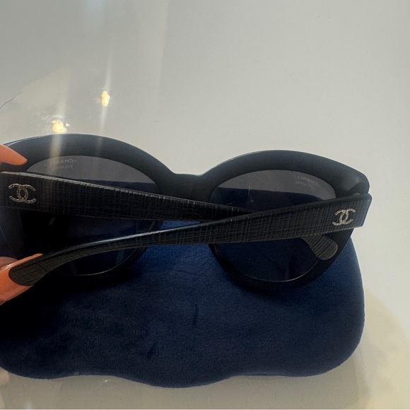 CHANEL Matte Black Butterly Tweed Effect Sunglasses 5332-A Gray Gradient CC Logo - Picture 4 of 8